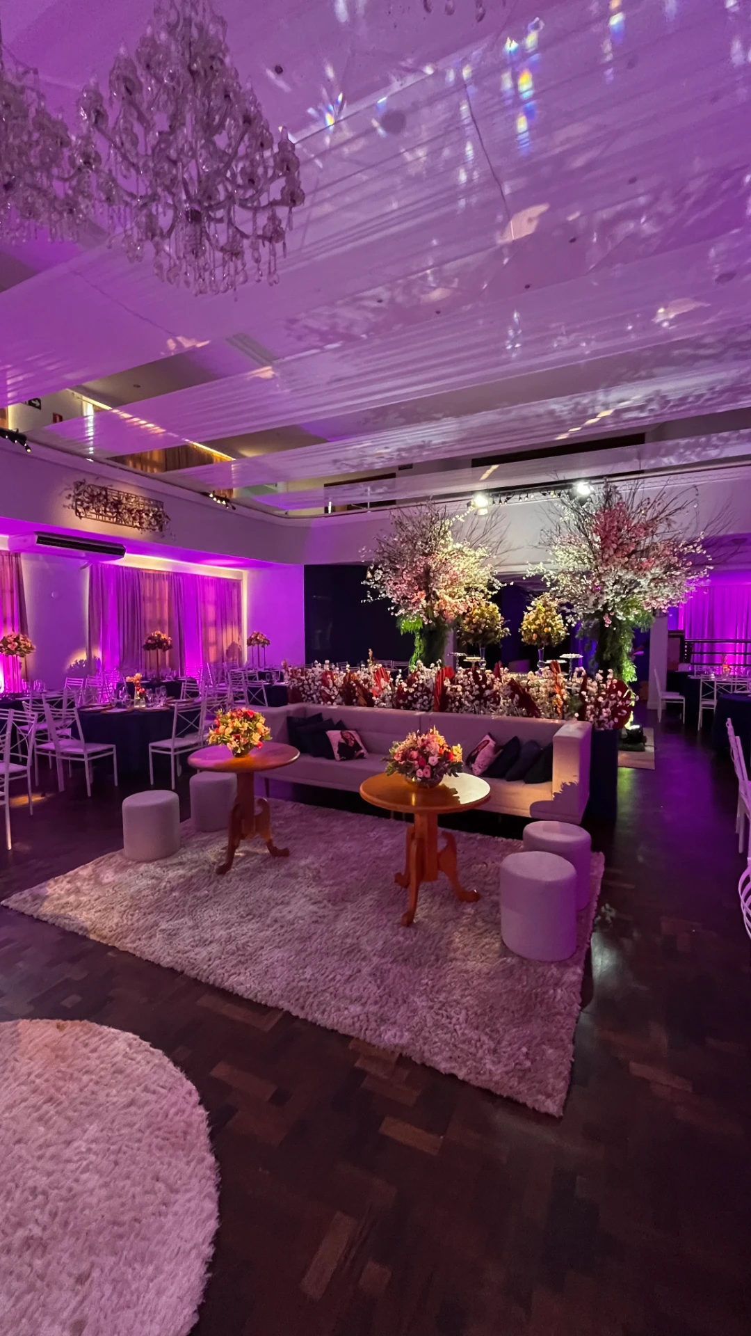 Salão de festa de 15 anos com lounge, tapete e iluminação cênica